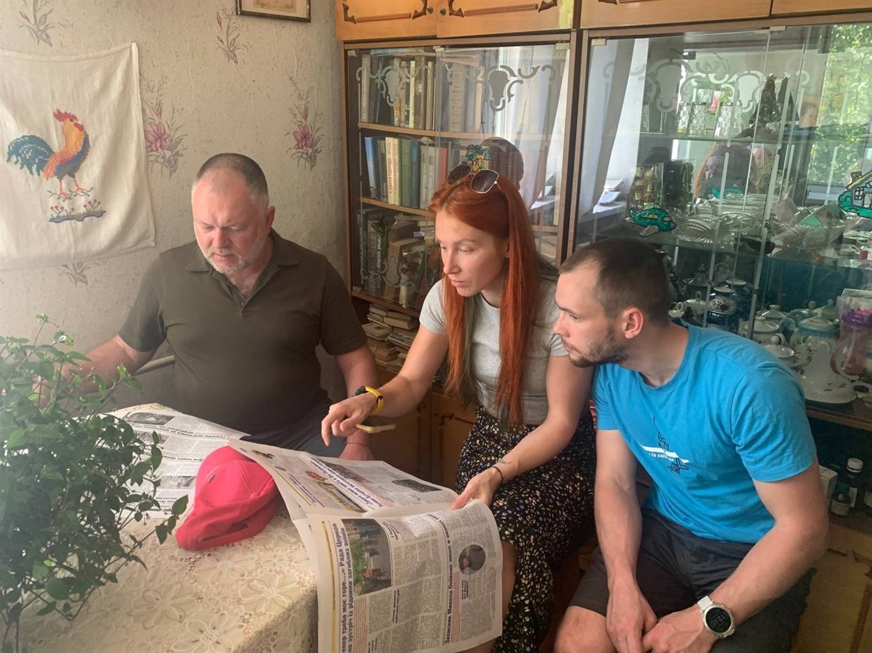 Рідні читають привітання на адресу Броніслави та Миколи Булатів у газеті "Вісник Переяславщини". Взяли собі по примірнику на згадку