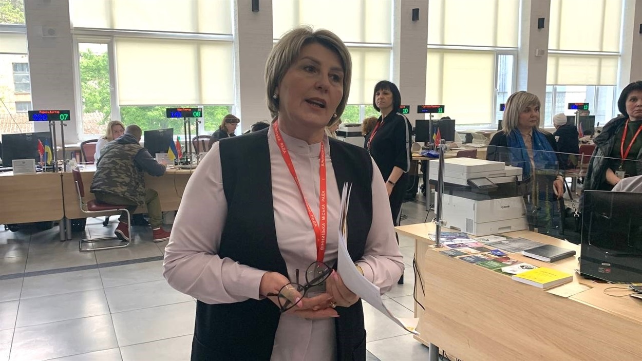 Валентина Войткова, директорка департаменту соціальної політики Вінницької міськради, розповідає журналістам про роботу "Прозорого офісу"