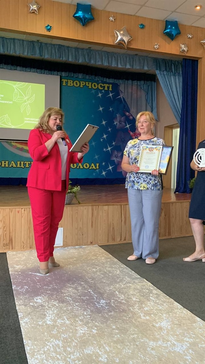 Алла Радзівілл, в.о. директорки КЗ КОР "Центр творчості дітей та юнацтва Київщини", вручає нагороди Світлані Аздравіній