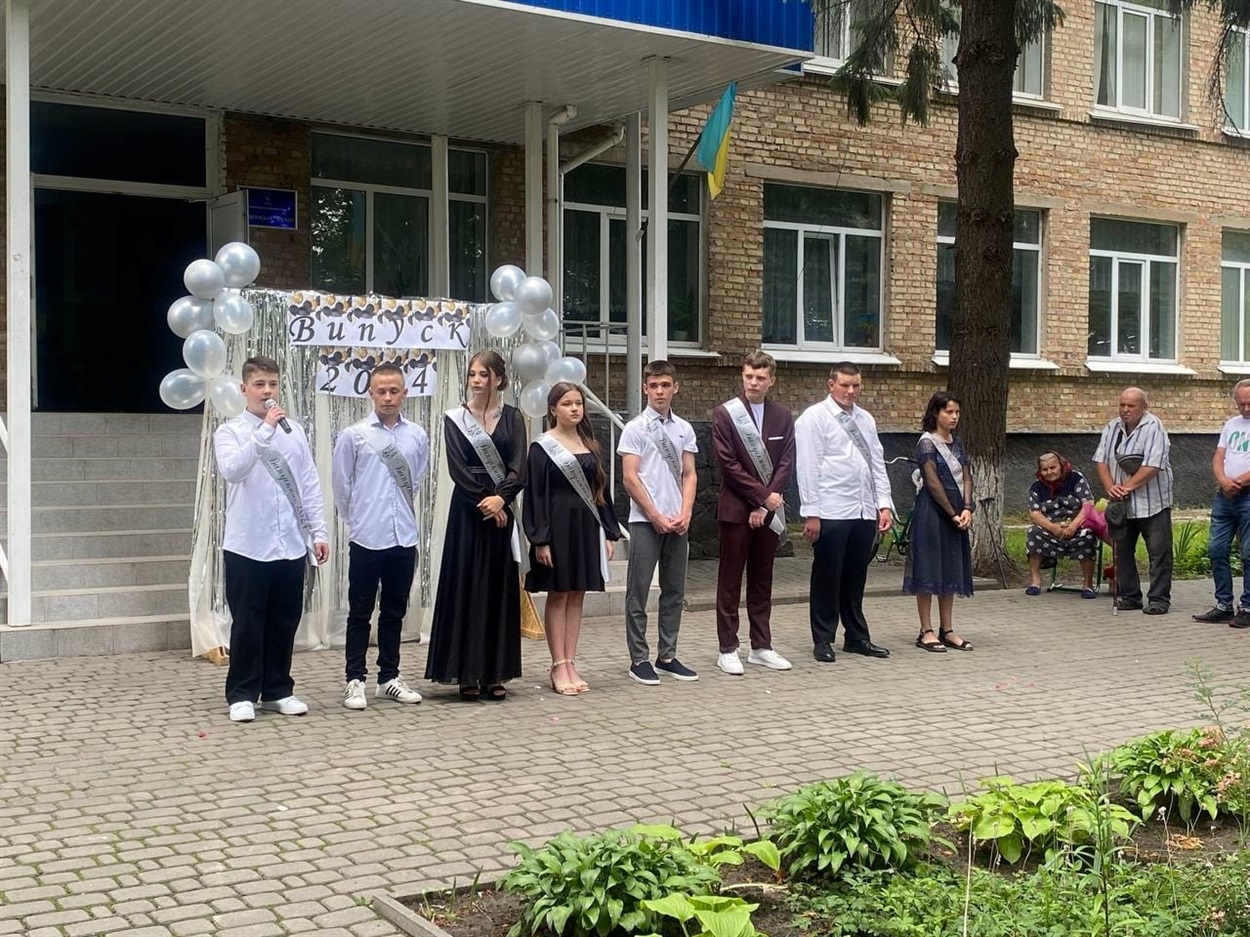 Вручення свідоцтв про неповну середню освіту в Гайшинській гімназії