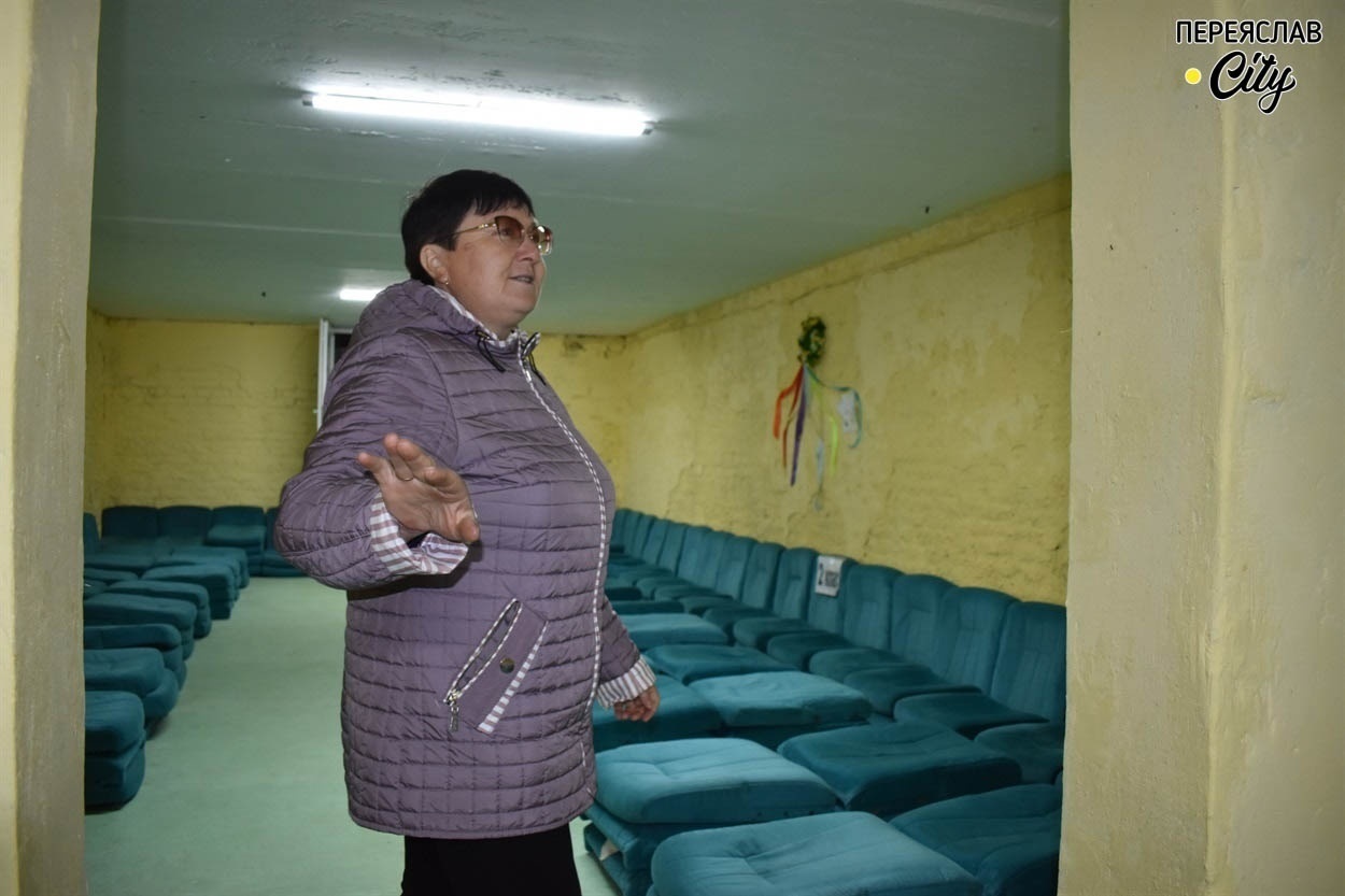 Директорка гімназії Тетяна Касьян показує найпростіше укриття, яке облаштувала міська влада. Воно розраховане на 200 осіб. 