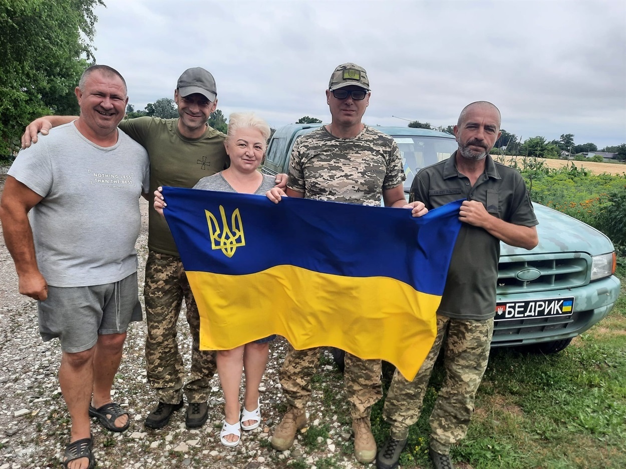 Волонтери Віктор Бутко (перший ліворуч) та Зоя Тимченко на фронті. 2022 рік