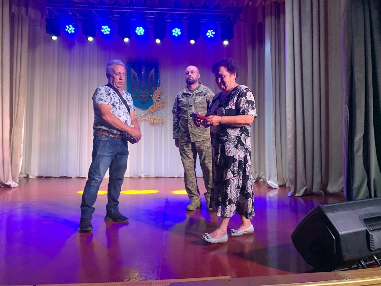 Нагороду отримують мама загиблого Героя Костянтина Палатного – Палатна Галина Валентинівна і брат захисника Вадим