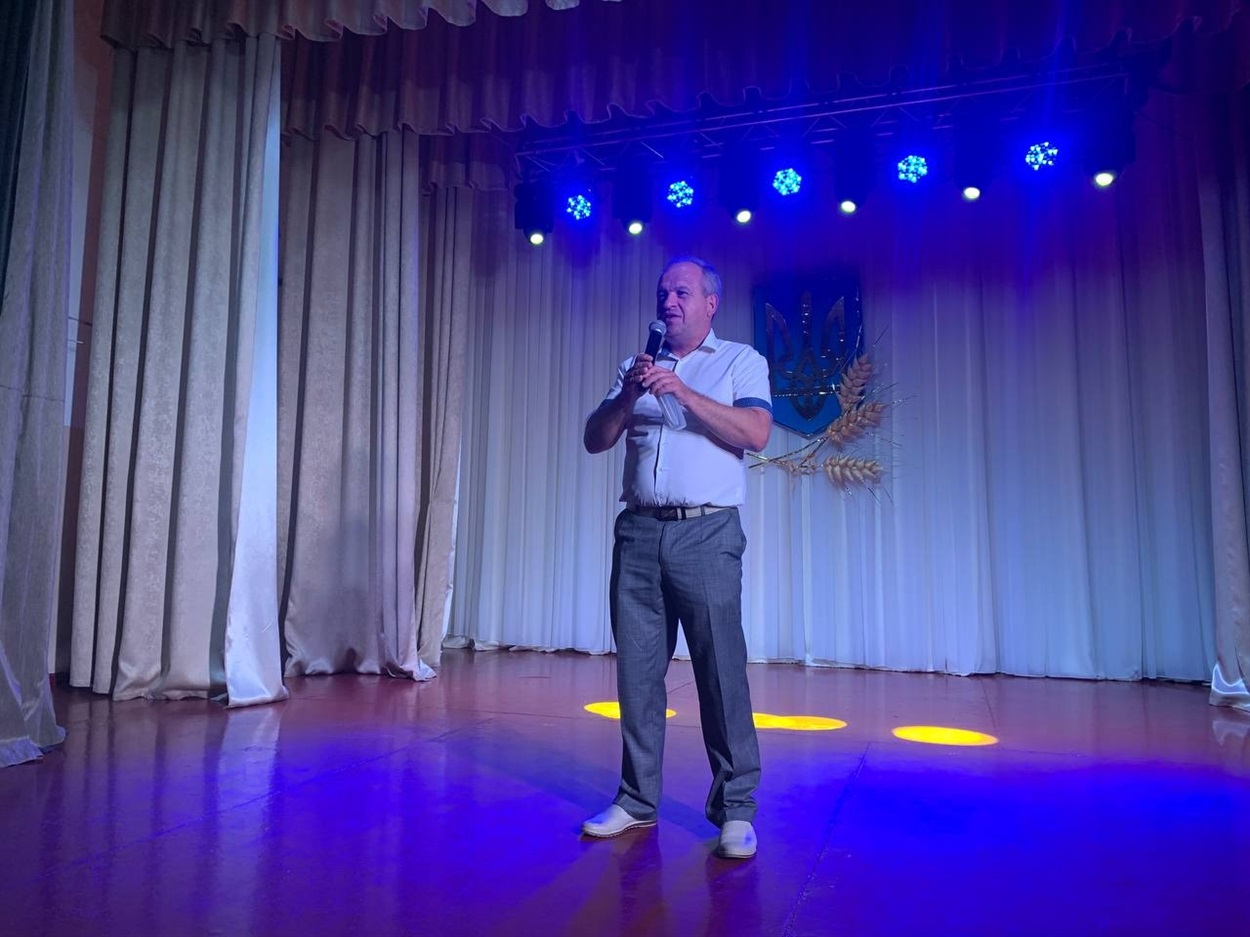 Петро Ярмоленко, начальник відділу освіти Переяславської міської ради, вітає випускників-медалістів 2024 року