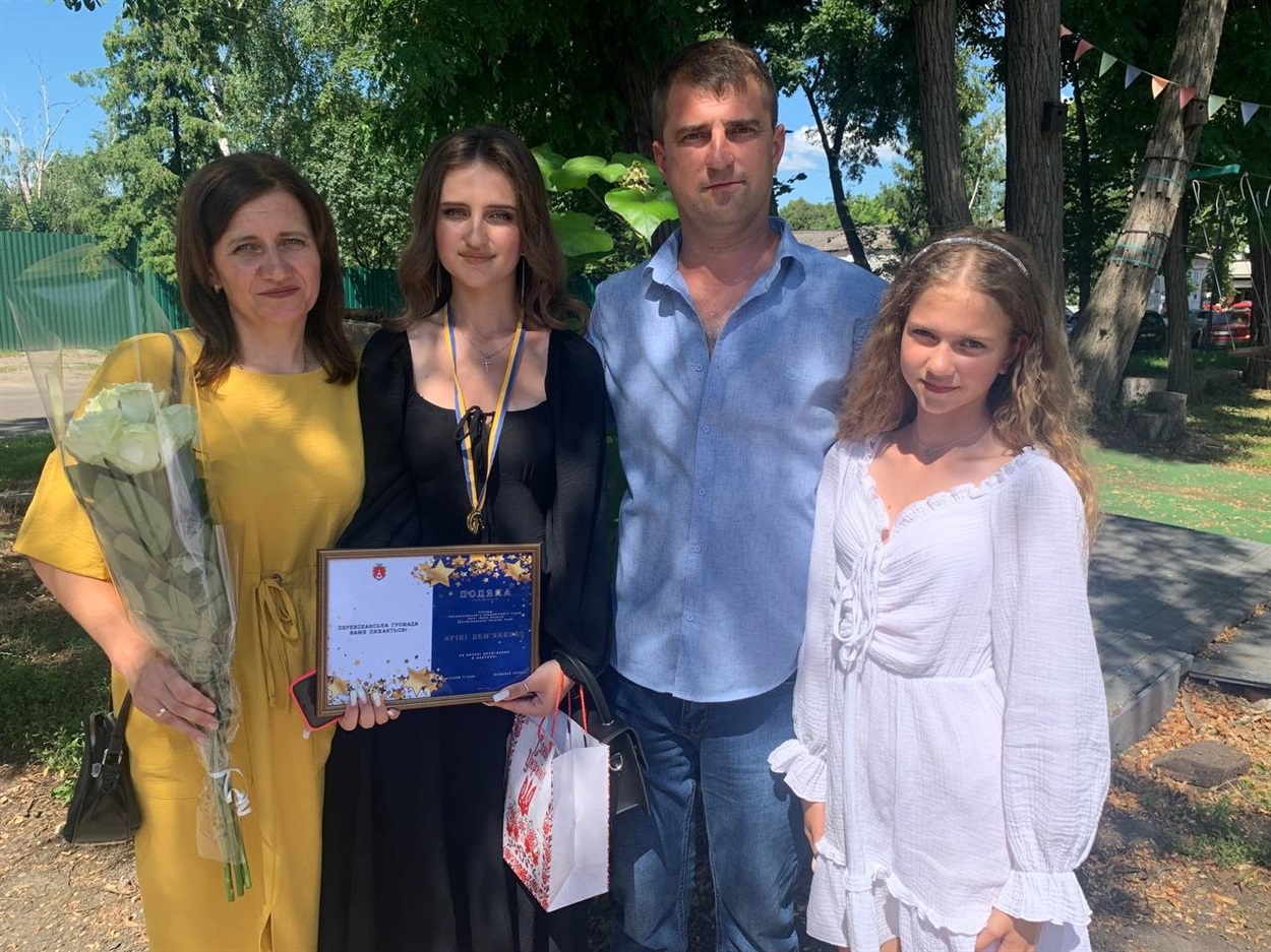 Випускниця-золотомедалістка Аріна Дем'яненко (друга зліва) і родина дівчини