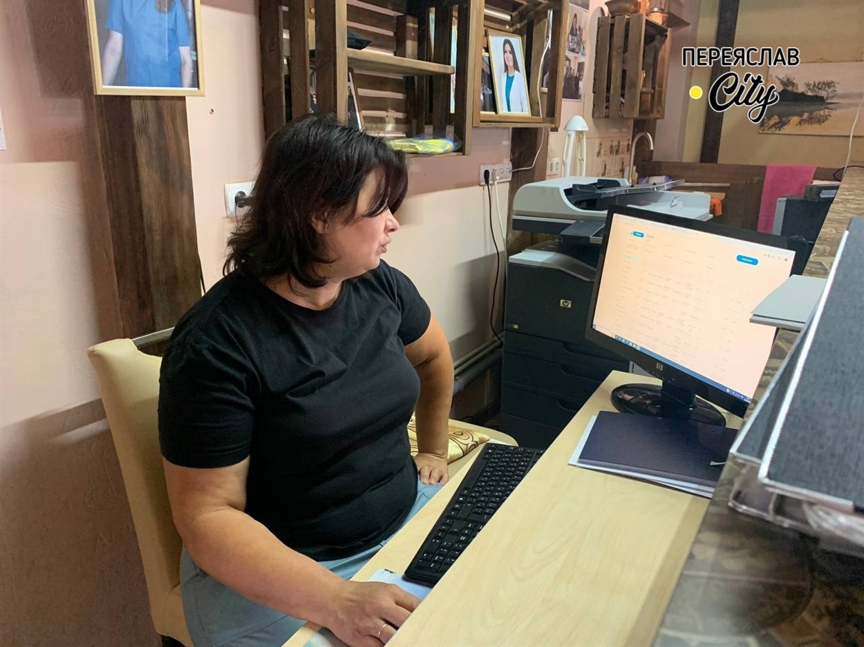 Алла Святенко показує електронний облік всіх пацієнтів клініки