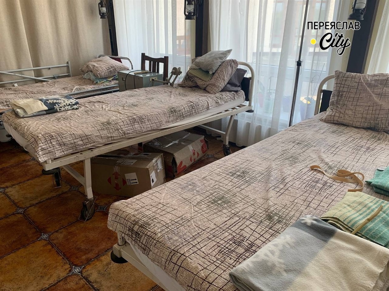 На першому поверсі клініки, в холі, зона для амбулаторного прийому пацієрнтів. Тут ставлять уколи і крапельниці, проводять огляд