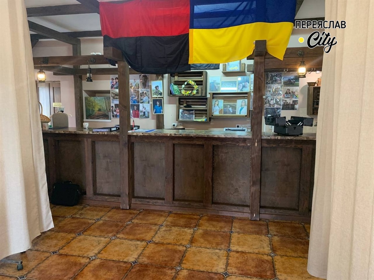 Рецепшен відразу на вході в заклад. Це місце прийому звернень від пацієнтів і робочий кабінет адміністрації закладу