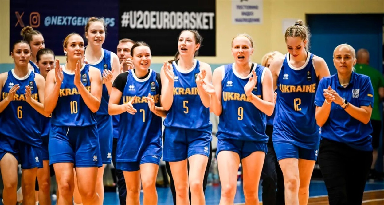 Щасливі переможниці після першої гри