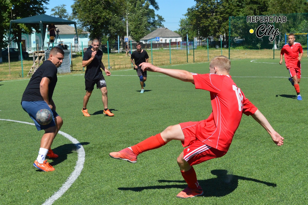Удару по воротах завдає нападник Назар Бутко