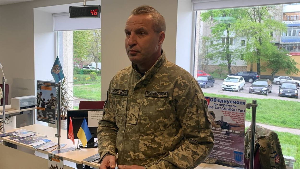 Представник рекрутингового центру Вінницької міської громади Роман Ковальський розповідає журналістам з різних областей України про роботу організації