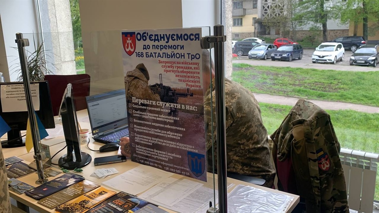 До рекрутерів за консультацією звертаються і чоловіки, і жінки. Тут охочі приєднатися до лав ЗСУ дізнаються про всі переваги служби
