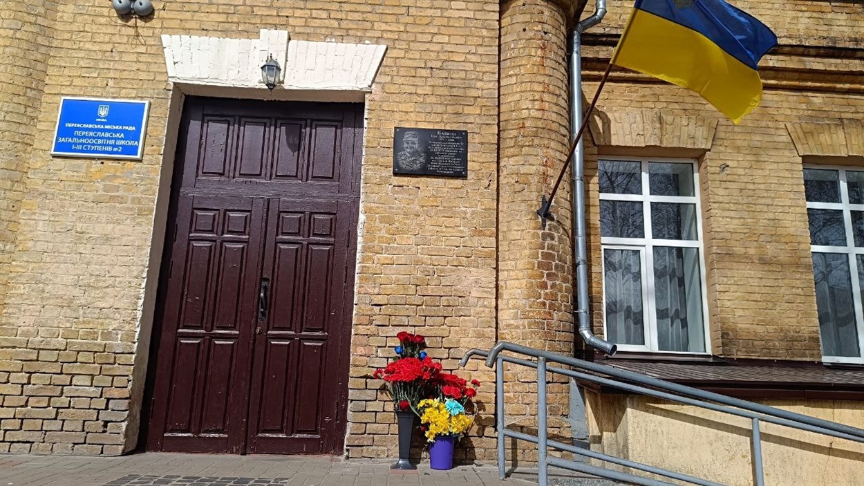2 квітня 2024 року. На фасаді гімназії № 2 цього дня відкрили меморіальну дошку загиблому воїну Ігорю Бабкову