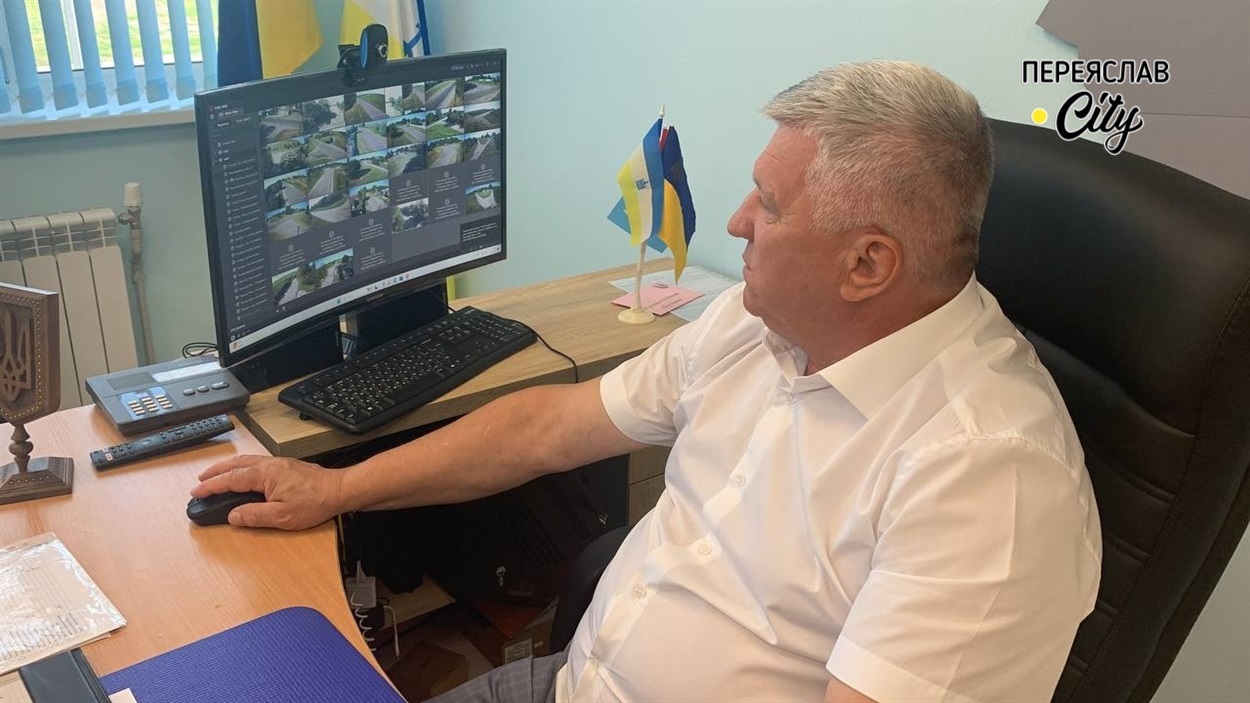 Відео з камер спостереження виводиться на комп'ютер у кабінеті голови Ташанської громади