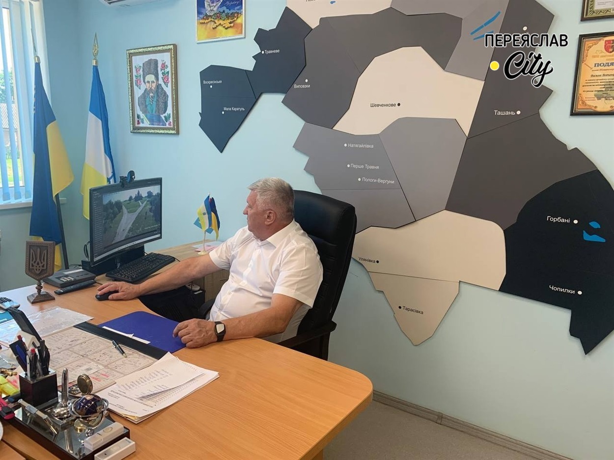 Василь Вовчанівський показує, яку картинку показують камери