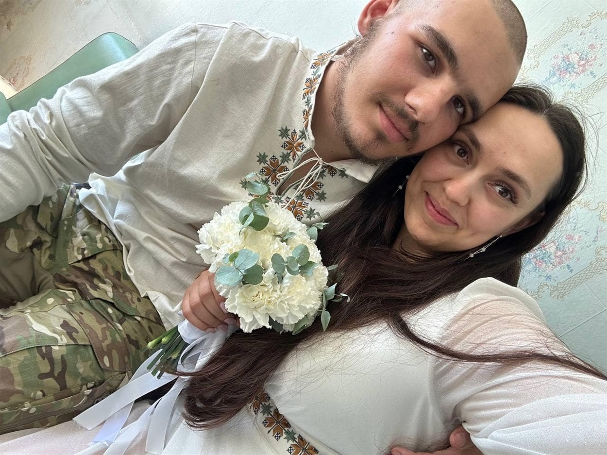 Молодята Ольга та Юрій Козаченко
