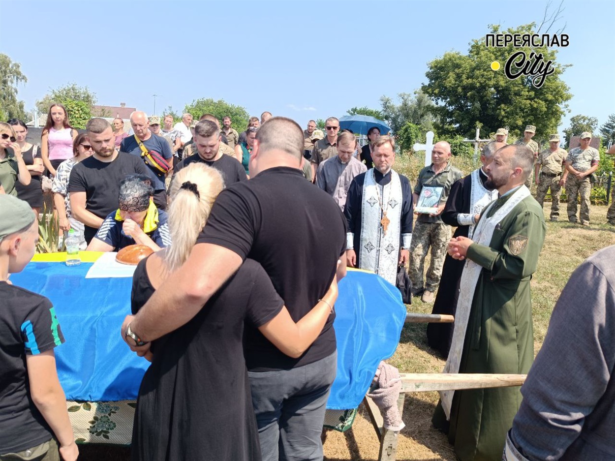 Поховали Сергія Тарасюка з усіма військовими почестями на Підварському кладовищі.  Прощальну промову виголошує капелан Дмитро Волошин