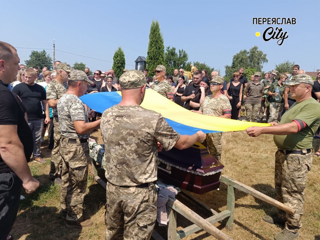 Поховали Сергія Тарасюка з усіма військовими почестями на Підварському кладовищі 