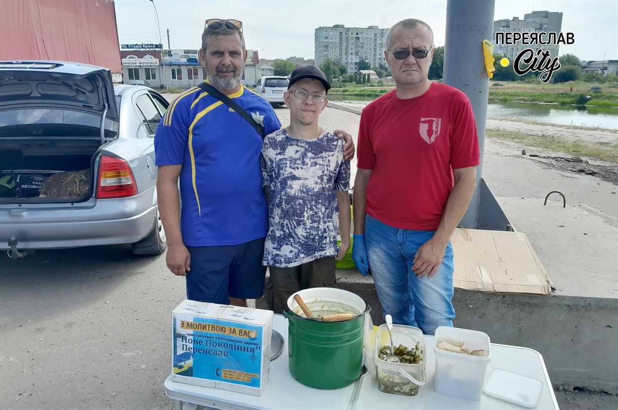 Олег Добрянський (крайній ліворуч) та волонтери-віряни приготували безкоштовні обіди для малозабезпечених переяславців   
