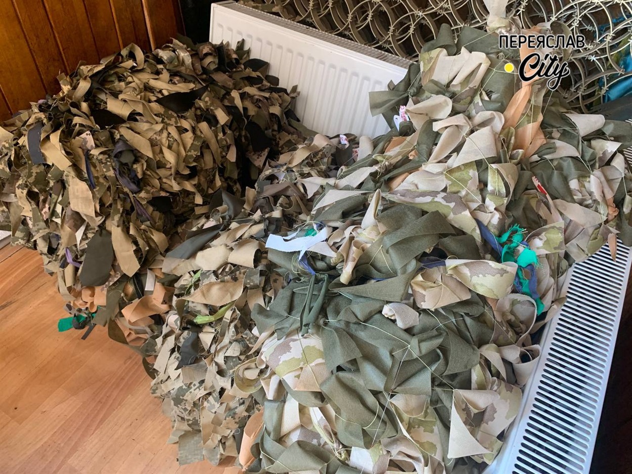 Готові маскувальні сітки складають в окреме місце, але тут вони довго не лежать, – їх швидко розбирають 