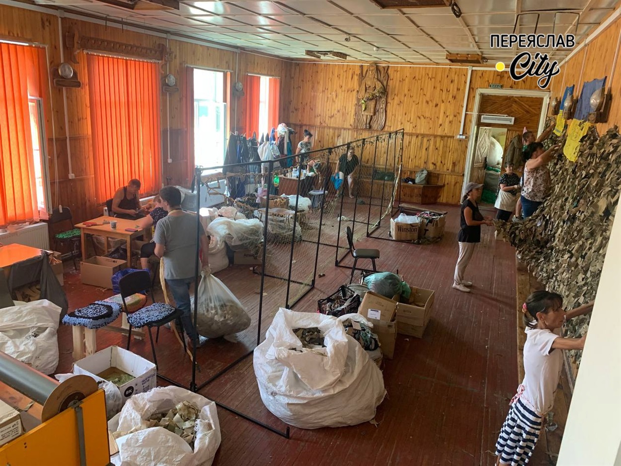 "Цех" із виготовлення маскувальних сіток у приміщенні каранського клубу