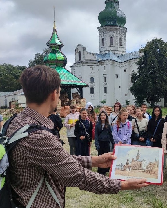 Краєзнавець Микола Богатир провдить екскурсію біля Вознесенського собору 