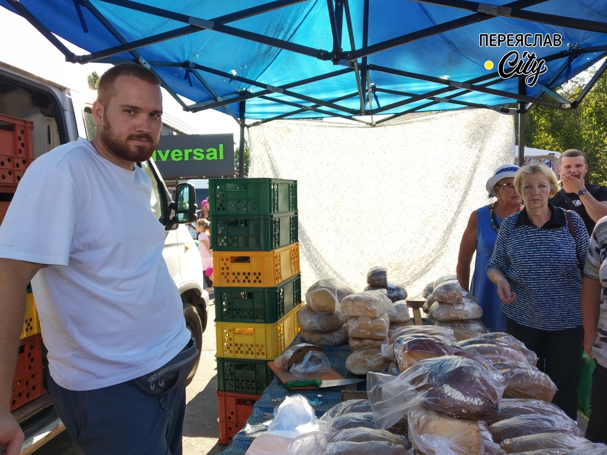 Оскар привіз крафтовий хліб, біля цього товару завжди черга