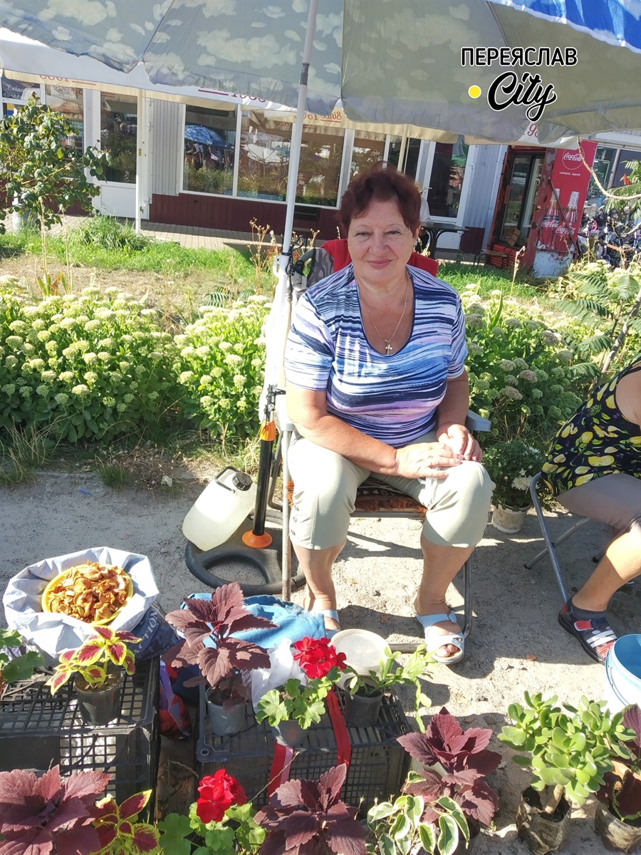 Ольга Василівна виносить на базар квіти