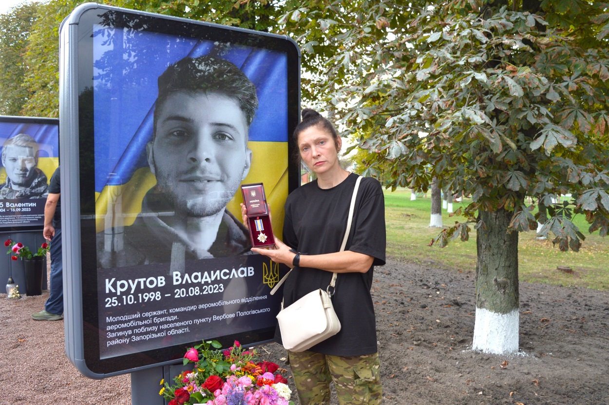 Тетяна Крутова біля портрета сина Владислава Крутова з його посмертною державною нагородою