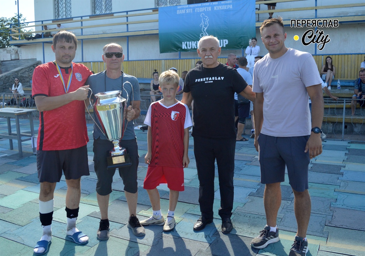 Кубок пам’яті Георгія Куклера в руках капітана команди Юрія Галайтати