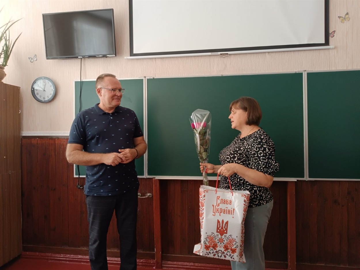 Оксана Степаненко дякує Володимиру Кондусю за багаторічне плідне керівництво 