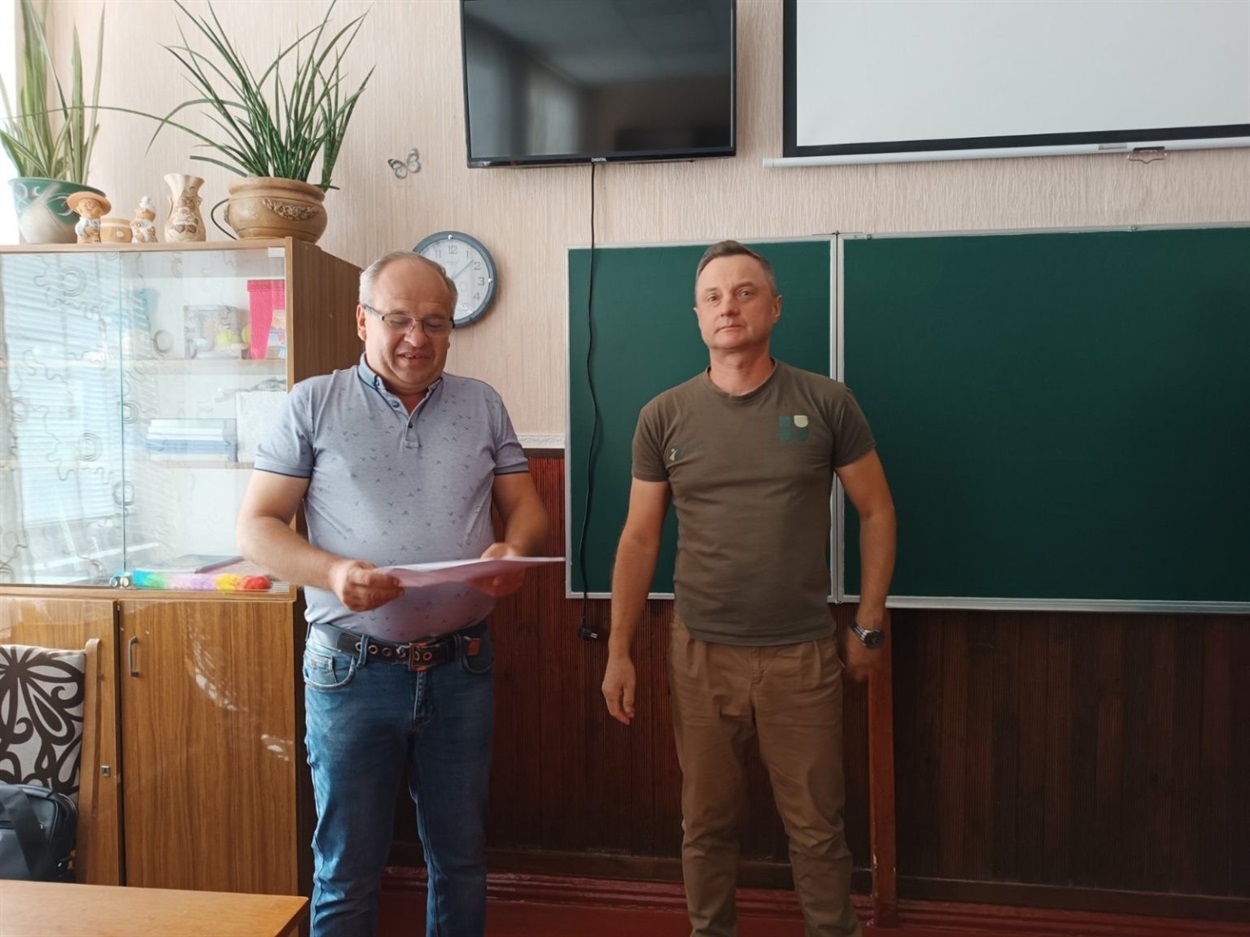 Петро Ярмоленко зачитує наказ про призначення Володимира Бражника на посаду директора гімназії №3