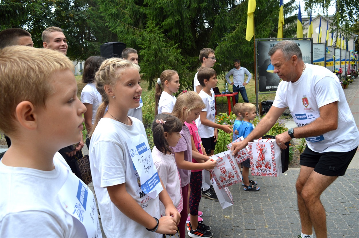 Валерій Мільгевський вручає дітям гостинці  