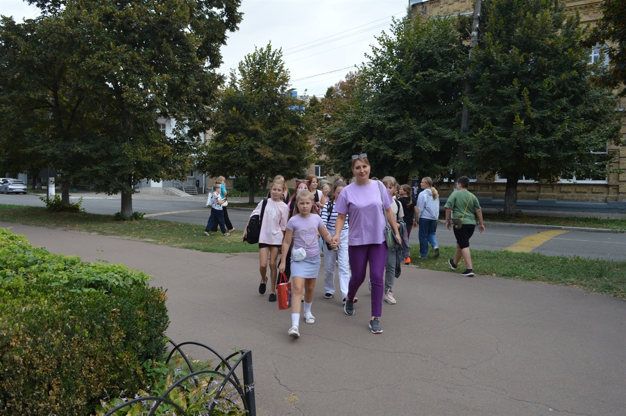 Учні гімназії № 2 повертаються з укриттів після відбою тривоги