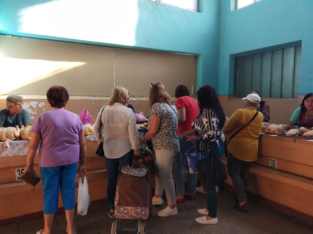 Людей побільшало біля тушок курей, але купувати не поспішають