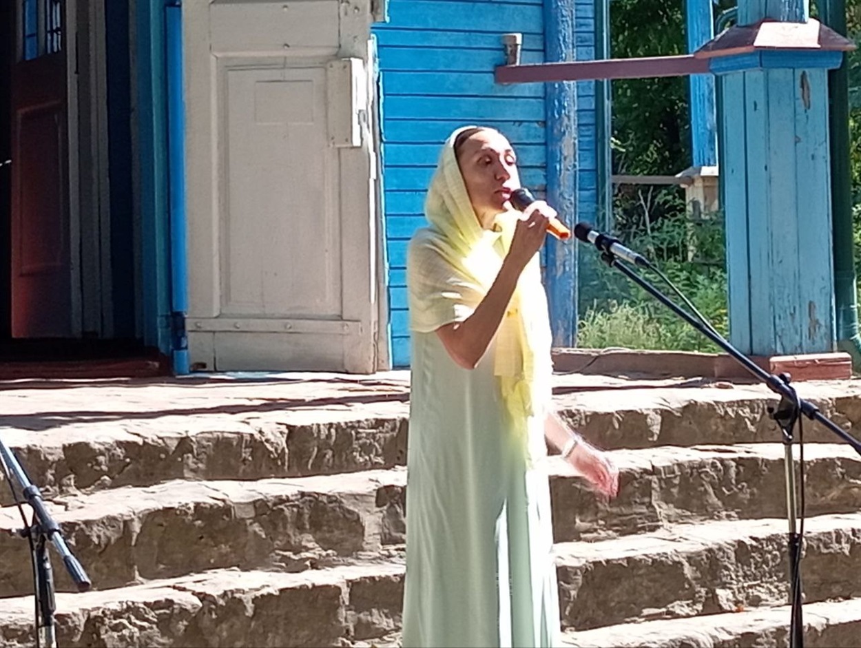 Ірина читає "Лілею" Тараса Шевченка на культурно-просвітницькому заході в музеї просто неба