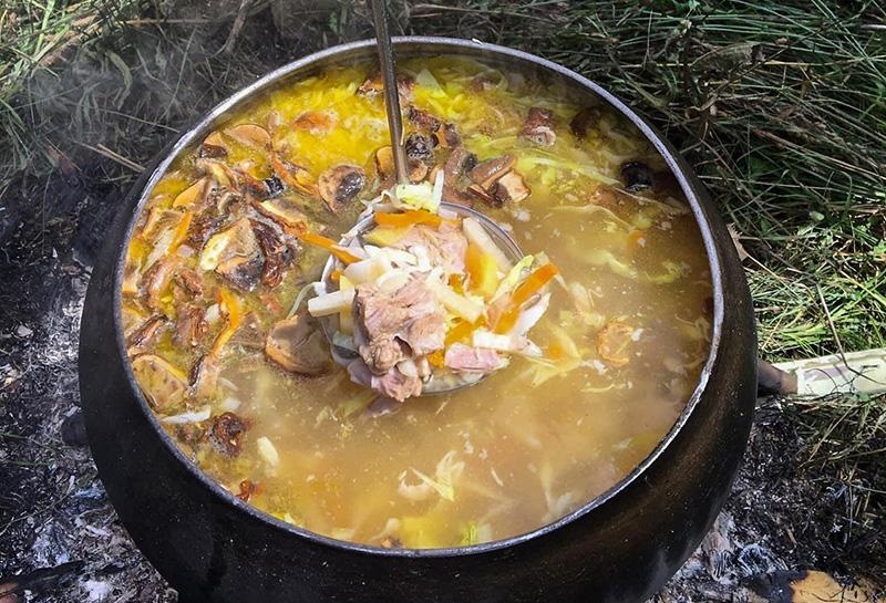 Борщ із цукрового буряка з м'яом та грибами