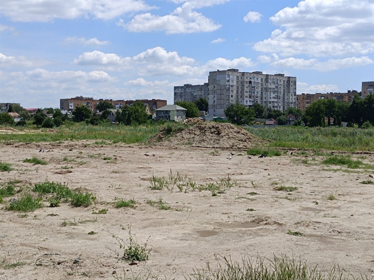 Територія на місці колишнього інтернатівського саду потребує впорядкування 