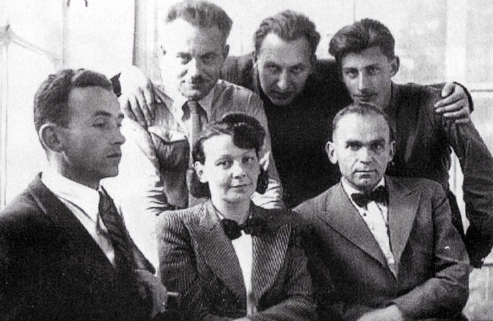 На фото зліва перший ряд: Орест Чемеринський, Олена Теліга, Улас Самчук, у другому ряді Михайло Михалевич, Омелян Коваль, Юрій Русов. Львів, літо 1941 року