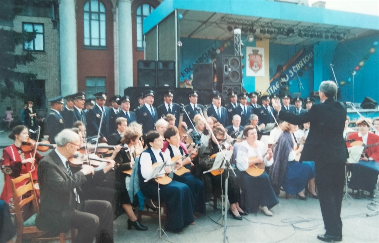 Виступ оркестру народних інструментів музичної школи під час святкування Дня міста