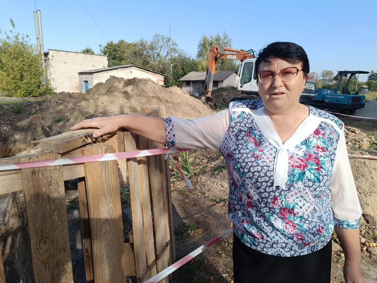 Директорка гімназії Тетяна Касьян стоїть біля розритої  теплотрасе і найбільше переживає, щоб її зробили до холодів 