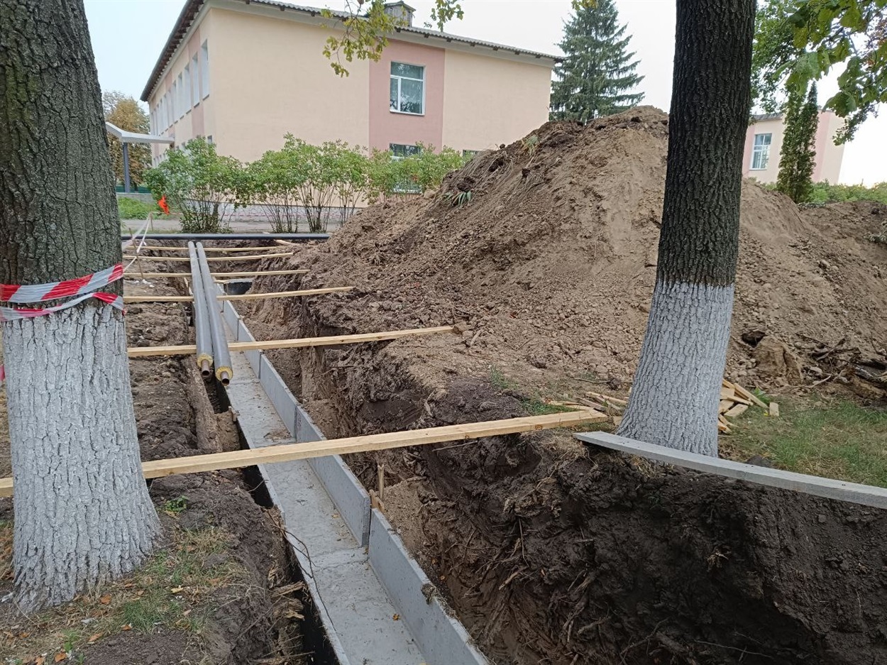В такому стані залишили будівельники теплотрасу до укриття біля гімназії №5 в Переяславі 