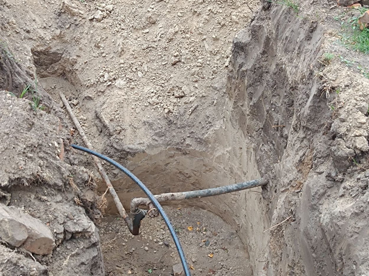 Водопровідна труба за 60 років зносилася і проіржавіла 