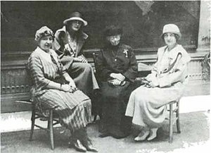 Українська делегація на Міжнародному Жіночому конгресі в Римі, 1923 рік. Софія Русова у чорному костюмі, третя зліва