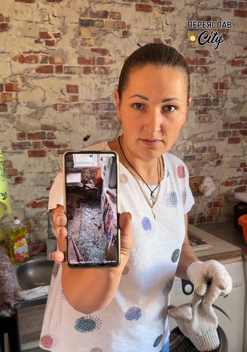 Світлана Войтова показує, що сталося з кухнею її свекрухи, коли перед будинком упав уламок збитого "шахеда" 