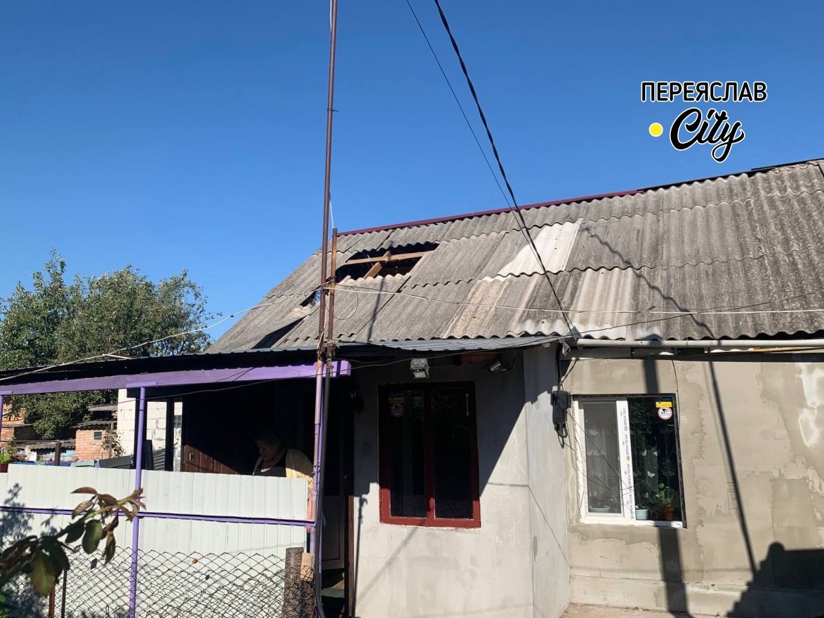 Покрівля будинку буда пошкоджена уламками, що розлетілися, навіть із протилежного боку 