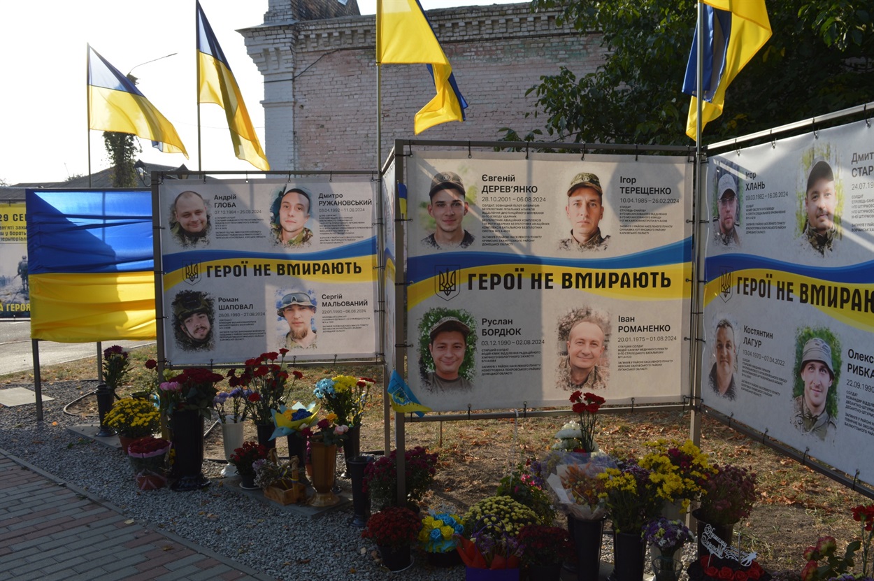 Віднині Оксана Стратієнко буде провідувати і свого брата Сергія Мальованого. Алея Героїв поповнилася і його портретом