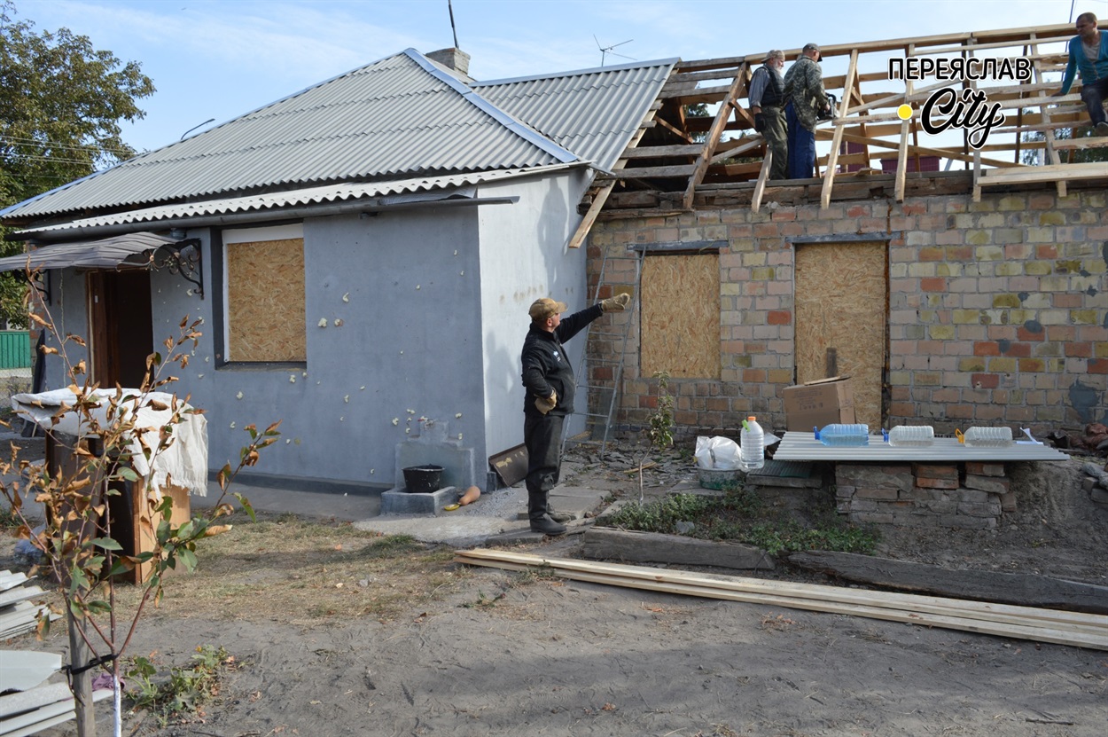 У Любові Войтової дах перекритий (зліва). Сусіди Валентин з Аліною найняли бригаду і теж роблять покрівлю. 3 жовтня