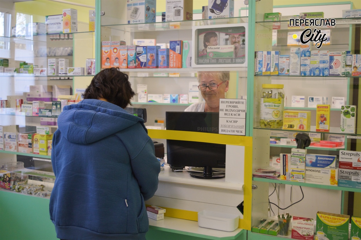 Лідія Катехаракі, аптекарка в Пристромах, обслуговує відвідувачку