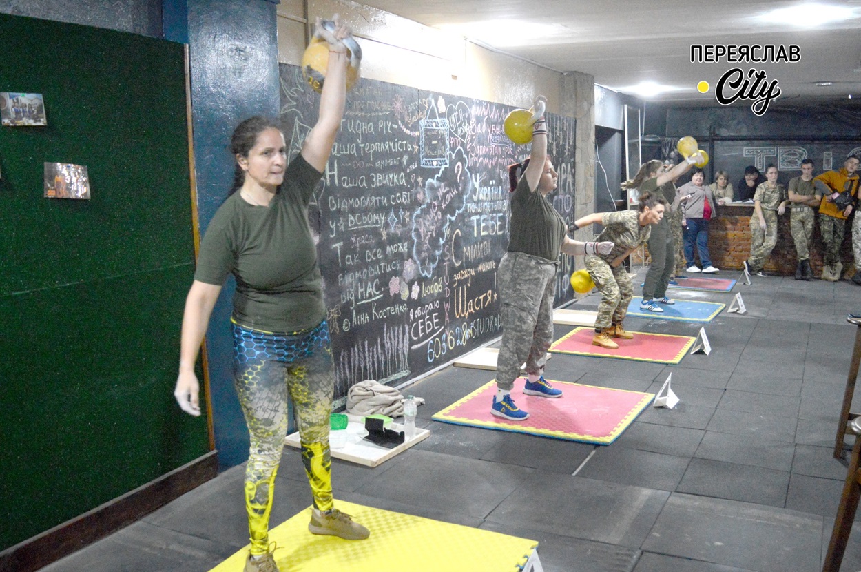 Вправу виконують спортсменки у ваговій категорії до 63 кілограмів